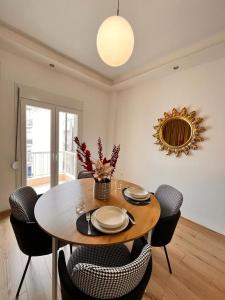 - une salle à manger avec une table et des chaises en bois dans l'établissement Time Suit Thessaloniki, à Thessalonique