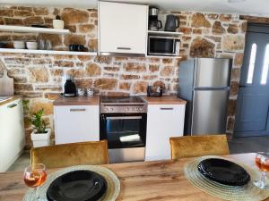 Kuchyň nebo kuchyňský kout v ubytování Vila Apostolis