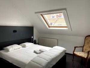 Schlafzimmer mit einem großen weißen Bett und einem Fenster in der Unterkunft Uniek verblijf op rustige, kindvriendelijke site in Ostende