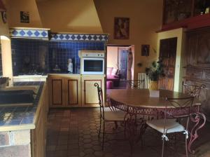 Kuchyň nebo kuchyňský kout v ubytování Maison paisible