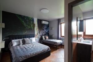 ein Schlafzimmer mit einem Bett und einem Waschbecken darin in der Unterkunft agriturismo villa amerina in Corchiano