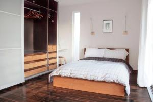 una camera da letto con un letto e una cassettiera di Lakeview Home by Lightrail Downtown & Airport a Seattle