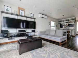 un soggiorno con divano e TV a schermo piatto di Lakeview Home by Lightrail Downtown & Airport a Seattle