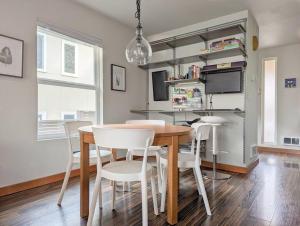 una sala da pranzo con un tavolo e sedie bianche di Lakeview Home by Lightrail Downtown & Airport a Seattle