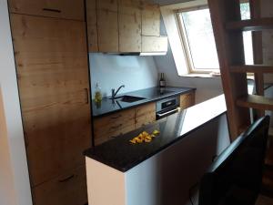 una pequeña cocina con encimera y fregadero en Haus Gimpel Flumserberg en Flumserberg