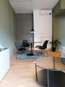un comedor con mesa y sillas en una habitación en Arona 03 centralissimo ampio bilocale con garage, en Arona