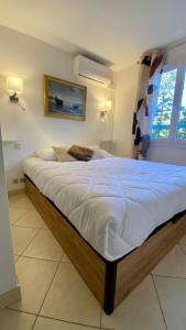 Postel nebo postele na pokoji v ubytování Bel appartement vue mer
