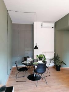 a dining room with a table and chairs at Arona 03 centralissimo ampio bilocale con garage in Arona