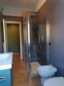 ein Bad mit einer Dusche, einem WC und einem Waschbecken in der Unterkunft Arona 03 centralissimo ampio bilocale con garage in Arona