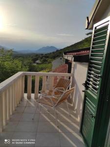 una sedia seduta sul balcone di una casa di Holiday Home Carević jacuzzi a Gornja Brela