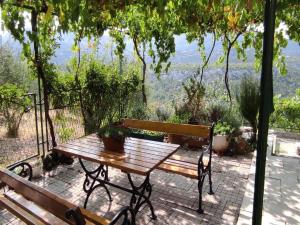 un tavolo in legno e una panca su un patio con vista di Holiday Home Carević jacuzzi a Gornja Brela