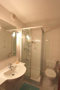 ヘルヌムにあるSeewarteのバスルーム(シャワー、洗面台、トイレ付)