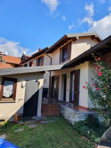 una casa con una puerta y un patio en Casa-Shila en Luino