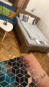 Habitación con sofá, mesa y alfombra. en Jewelry Box in Central Budapest en Budapest