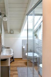 een badkamer met een glazen douche en een wastafel bij Toller Ausblick, Berge, Sonne, Balkon - Zentral in Sonthofen in Sonthofen