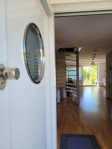 un espejo en la puerta de una habitación en Apartment Ferrari, en Portorož