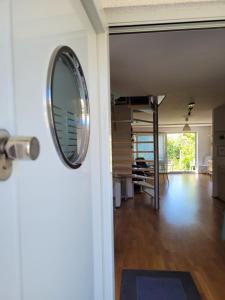 un miroir sur la porte d'une pièce dans l'établissement Apartment Ferrari, à Portorož