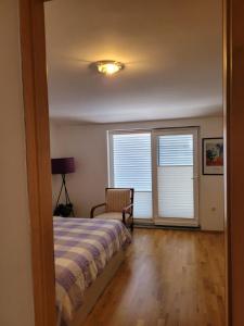 1 dormitorio con 1 cama y ventana con persianas en Apartment Ferrari, en Portorož