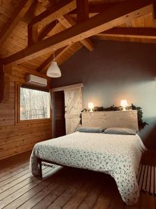 スビアーコにあるNido del Nibbioの木造キャビン内のベッド1台が備わるベッドルーム1室を利用します。