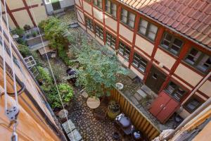 Amazing apartment in the center of Helsingør في هلسنغور: إطلالة علوية على مبنى يحتوي على فناء بالنباتات