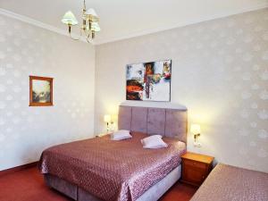 Rúm í herbergi á ROMANTIK HOTEL ELEONORA