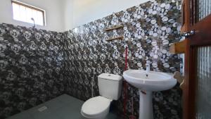a bathroom with a toilet and a sink at La CASETTA A ZANZIBAR B&B in Uroa