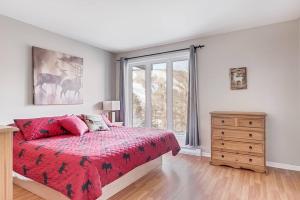 a bedroom with a bed and a dresser and a window at Le Cozy-Condo à louer à Stoneham (CITQ 239956) in Stoneham