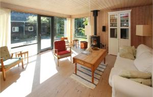 ein Wohnzimmer mit einem Sofa und einem Tisch in der Unterkunft Beautiful Home In Sams With Kitchen in Nordby
