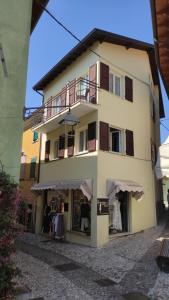 duży budynek z sklepem przed nim w obiekcie Appartamenti Villa Padania w mieście Malcesine