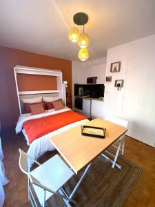 Posteľ alebo postele v izbe v ubytovaní Studio vue mer. Calme et idéalement situé