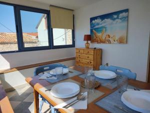 - une salle à manger avec une table et deux chaises dans l'établissement Blaža, à Prvić Luka