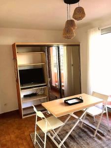 Televízia a/alebo spoločenská miestnosť v ubytovaní Studio vue mer. Calme et idéalement situé
