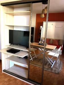 Televízia a/alebo spoločenská miestnosť v ubytovaní Studio vue mer. Calme et idéalement situé