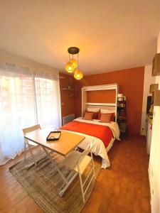 Posteľ alebo postele v izbe v ubytovaní Studio vue mer. Calme et idéalement situé + 32 fotografií