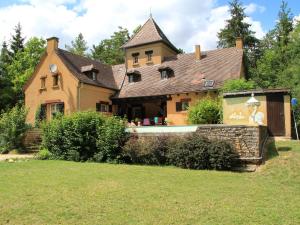 een groot huis met een tuin ervoor bij Villa les Bois 10 pers in Bouzic