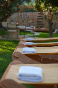 Une rangée de tables de pique-nique assises sur l'herbe dans l'établissement Paradise Apartments, à Ferma