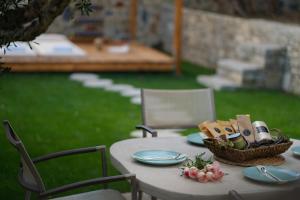 - une table avec des assiettes et un panier de nourriture dans l'établissement Paradise Apartments, à Ferma