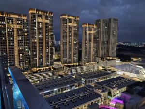 vista su una città di notte con edifici alti di FREE Parking Revo 2Room Rooftop Pool L21 a Kuala Lumpur