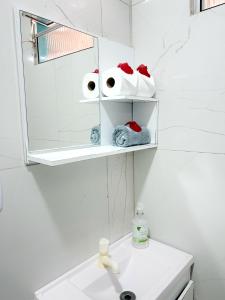 une salle de bain blanche avec un miroir et un lavabo dans l'établissement Refúgio no Paraíso, à Fernando de Noronha 38 autres photos