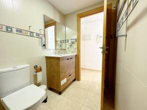 bagno con servizi igienici, lavandino e specchio di Feel Lloret a Lloret de Mar