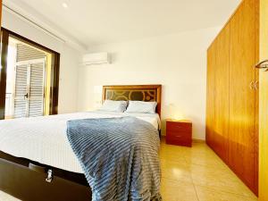 una camera con un grande letto con testiera in legno di Feel Lloret a Lloret de Mar