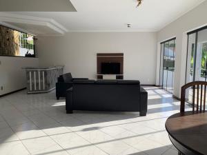 a living room with a couch and a fireplace at Casa espaçosa para lazer em família in Águas de São Pedro