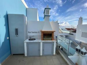 a balcony with a sink on top of a building at Manta Villa 2 in Manta Rota