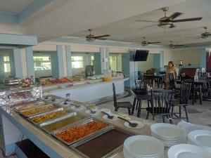 bufet z różnymi rodzajami żywności w obiekcie Hotel Aristos Acapulco w Acapulco