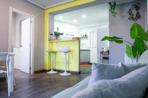 ein Wohnzimmer mit einem Sofa und einer Küche in der Unterkunft Bioparco Apartment in Valencia