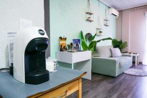 ein Wohnzimmer mit einem TV und einem Sofa in der Unterkunft Bioparco Apartment in Valencia