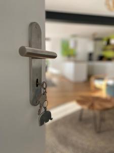 uma maçaneta com uma chave num quarto em Casa Cristina em Roveredo Capriasca
