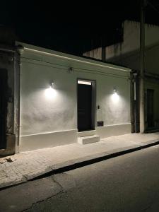 un edificio blanco con dos luces de costado en Daiana House, en Fiumefreddo di Sicilia
