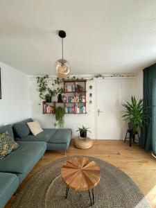 sala de estar con sofá azul y mesa en Casa Cristina, en Roveredo Capriasca