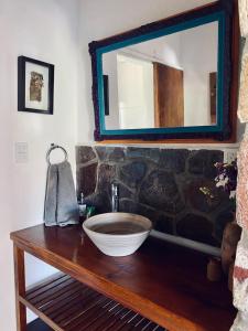 un bagno con lavandino a ciotola su un bancone in legno di La Nochera a Tilcara